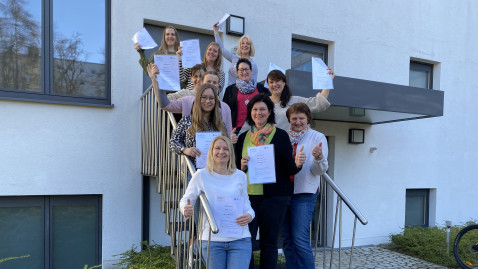 Erfolgreiche Absolventinnen des "Agrarbürofachfrauen"-Kurses mit Bezirksbäuerin Rita Götz