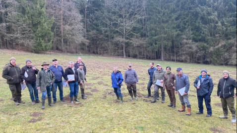 Foto zeigt das Gruppenbild von oberfränkischen Schätzer zu Übungszwecken und zum Austausch auf einer geschädigten Grünlandfläche in Trebgast im Landkreis Kulmbach