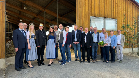 Vertreter aus Wirtschaft, Politik und dem Bayerischen Bauernverband im Austausch mit der Geistlichkeit. (v.l.) Herbert Tischhöfer (Bürgermeister Hemau), Josef Wittmann (BBV), Verena Wagner (Milchprinzessin), Bischof Voderholzer, Elisabeth Heimerl (Milchkönigin), Franz Obeth jun. (Betriebsleiter), Ely Eibisch (Bezirkspräsident BBV), Rita Götz (Bezirksbäuerin), Helmut Melchner (Behördenleiter AELF), Dietmar Weigert (Bayernland), Pater Christian Liebenstein, Peter Huber (BBV), Franz Obeth sen. (Betriebsleiter)