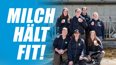 Landwirtinnen und Landwirte halten ein Glas Mikch in der Hand