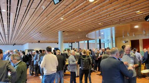 Menschen stehen im Foyer im Haus der Bayerischen Landwirtschaft Herrsching