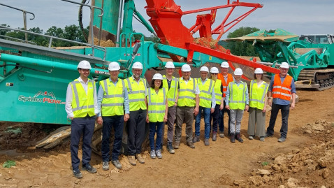 Vertreter des Bezirksverbandes Niederbayern und der Oberpfalz besichtigen die Baustelle