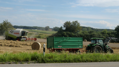Landwirtschaftliche Maschinen zur Getreideernte vom Straßenrand aus gesehen