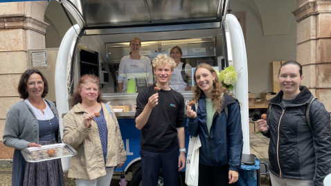 2025-07-27 Erlebnistage Ernähurng Besucher mit Almnussen