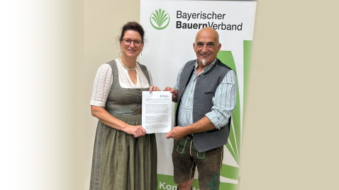 Öko-Präsident Ralf Huber übergibt die Stellungnahme des BBV-Präsidium zum EU-Öko-Recht an Christine Singer