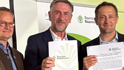 Übergabe des Positionspapiers zur Weidepflicht: Roland Graf, BBV-Kreisobmann Regen, Hubert Heigl, Naturland-Präsident und Vorstand Landwirtschaft im Bund Ökologische Lebensmittelwirtschaft (BÖLW), BBV-Präsident Günther Felßner und EU-Agrarkommissar Christoph Hansen