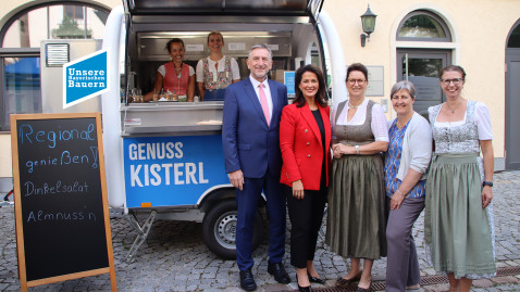 Günther Felßner, Michaela Kaniber, Christine Singer, Christiane Ade und Irmgard Posch stehen vor dem Genusskisterl