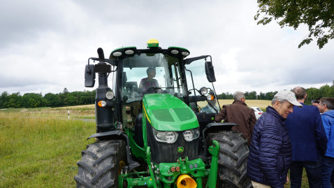 Regionalbischöfin Sachs besuchte zwei landwirtschaftliche Betriebe in Oberfranken - dabei nahm Sie selbst auf einem Traktor Platz