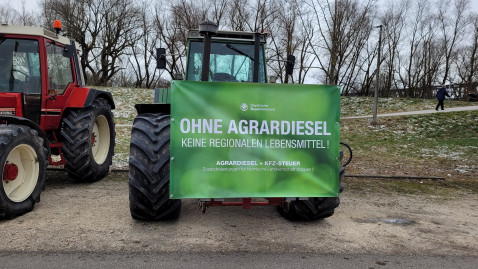 Schlepper mit Plakat