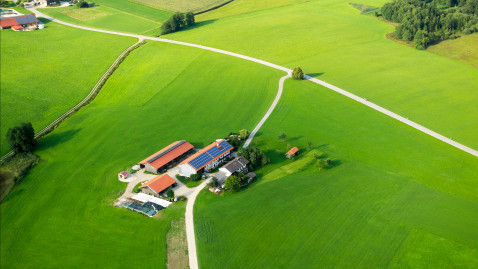 Bauernhof und Landschaft von oben