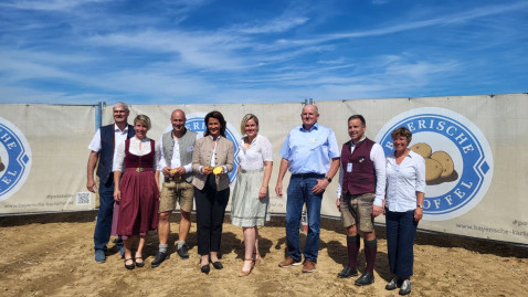 Hermann Greif, BBV-Ackerbaupräsident, Johanna und Johannes Wittmann, Betriebsleiter, Michaela  Kaniber, Bayerische Landwirtschaftsministerin, Claudia Steininger, Marketing Bayerische Kartoffel, Konrad Zollner, Vorstand der Landesvereinigung der Erzeugergemeinschaften, Franz Wittman, Vorstand Erzeugergemeinschaft Plattling, Annette Freibauer, Vizepräsidentin Wissen der LfL