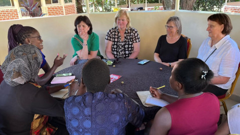 Tischrunde im Kenia-Projekt