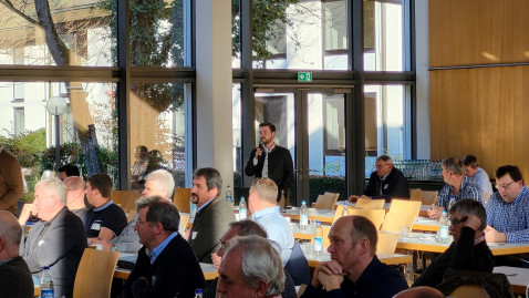 Ein Mann stellt eine Frage in ein Mikro 