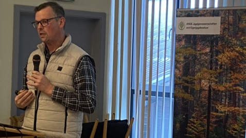 Johannes Hölzel, forstlicher Leiter der Bürgerspitalstiftung Bamberg erläuterte anschaulich die Grundlagen des Wildschadenersatzes auf Forstflächen