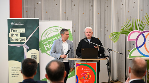 BBV-Referenten Torsten Gunselmann (links) und Jochen Loy (rechts) beim Vortrag in der Sparkasse Bamberg