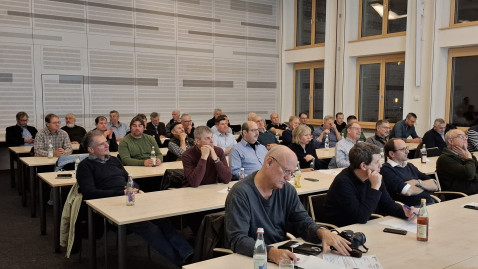 Versammlung im Sitzungssaal