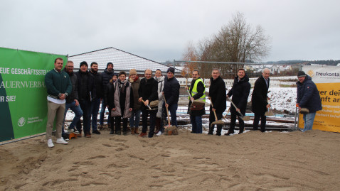 Mitarbeiter der BBV-Gruppe und Ehrengäste beim Spatenstich auf Baustelle