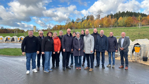 Gruppenfoto der Höfetour mit Regierungspräsident Walter Jonas
