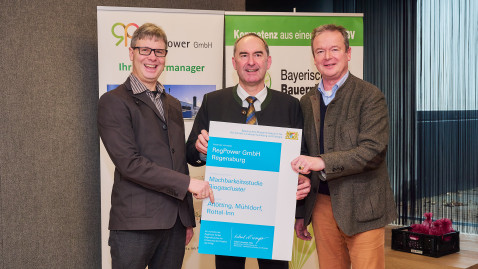 Förderurkunde für Pilotprojekt „Biogascluster“ mit Wirtschaftsminister Hubert Aiwanger