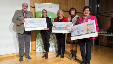 Scheckübergabe Landfrauenkalender