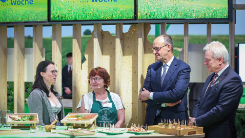 Grüne Woche: Bundeskanzler Merz am Landfrauen-Stand