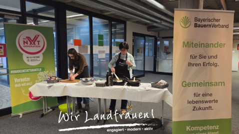 Kreisbäuerin Sabine Asum und Alexandra Huber beim Gymnasium Friedberg 
