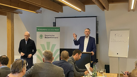 Günther Felßner tauscht sich mit dem Kreisehrenamt aus