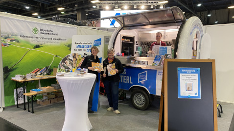 Bezirksbäuerin Christiane Ade (Mitte), mit Tanja Kast (links) und Ernährungsfachfrau Marion Heimbach (rechts) am Stand des BBV bei der Afair. 
