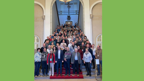 Gruppenbild im Bayerischen Landtag mit den Teilnehmern der Lehrfahrt und MdL Peter Tomaschko 