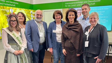 Die Biokönigin, Ehrenamtliche und Hauptamtliche des BBV mit Ministerin Kaniber auf der Biofach 2026