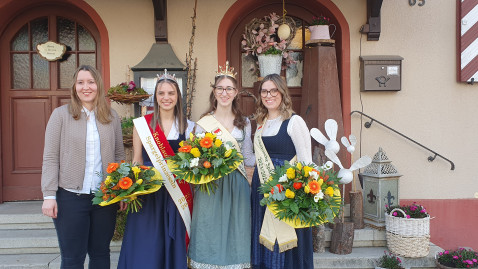 V.l.n.r Miriam Adel Vorsitzende Spargel Erzeugerverband eV, Vanessa Brunner, Spargelprinzessin Knoblauchsland, Luisa Häring, amtierende Fränkische Spargelkönigin, Veronika Hussnätter, jetzt ehemalige Fränkische Spargelkönigin