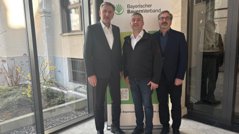 BBV-Präsident Günther Felßner, KBM-Vorsitzender Florian Hierl und Robert Freutsmiedl, Geschäftsführer MR Digital, besiegeln die vertiefte Zusammenarbeit im Bereich Digitalisierung und Nährstoffmanagement.