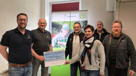 Ehren- und Hauptamt von BBV und Maschinenring bei Spendenübergabe