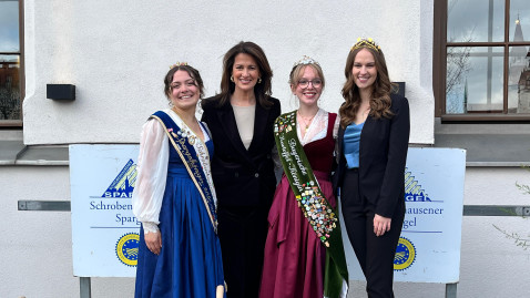 (V. l. n. r.) Die Schrobenhausener Spargelkönigin Franziska Schweiger, Landwirtschaftsministerin Michaela Kaniber, die Bayerische Kartoffelkönigin Daniela Dreher und Angelina Seiler, Fränkische Weinkönigin.