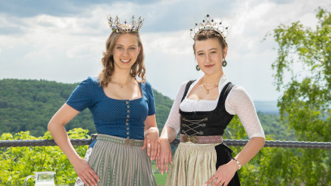 Bayerische Milchkönigin Julia Decker und die neue Bayerische Milchprinzessin  Annika Riefler