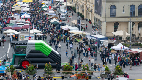 Total Bauernmarktmeile mit Hüpfburg und Besuchern von oben