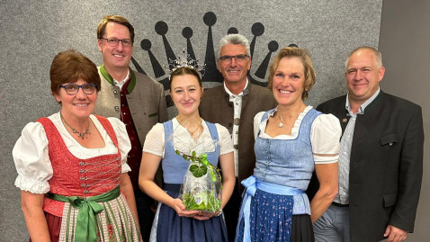 Monika Schwarzmann, Andreas Hummel Kreisobmann, Annika Riefler Milchprinzessin, Erich Krug BBV Geschäftsführer, Simone Vogler Kreisbäuerin, 