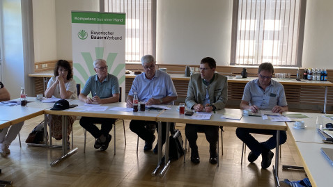 v.l.n.r.: Beate Opel (BBV Bezirksbäuerin), Eugen Köhler (BBV Direktor Ober- & Unterfranken), Hermann Greif (BBV Bezirkspräsident), Sebastian Thiem (LLA Leiter Lehranstalten) und Karl Lappe (BBV Kreisobmann Bayreuth)