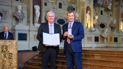 Ministerpräsident Dr. Markus Söder überreicht Hermann Greif den bayerischen Verdienstorden