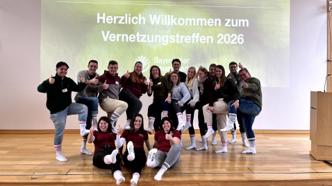 Eine Gruppe von jungen Leuten auf einer Bühne, zeigen die BBV-Socken, die sie tragen