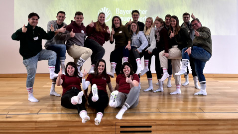 Eine Gruppe von jungen Leuten auf einer Bühne, zeigen die BBV-Socken, die sie tragen