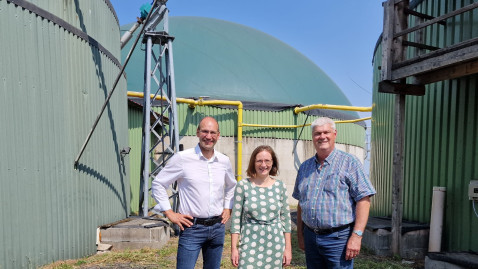 Treffen 1: Vor den Fermentern der Biogasanlage in Pinzberg: BBV-Vizepräsident Ely Eibisch, Bundestagsabgeordnete Lisa Badum und der oberfränkische BBV-Bezirkspräsident Hermann Greif (von links) beim Austausch über das EEG 2027
