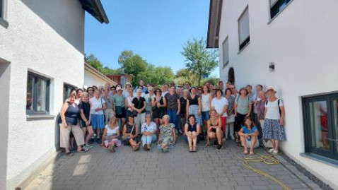 Reisegruppe um Kreisbäuerin Christine Sulzenbacher und Betriebsleiterin Veronika Röll