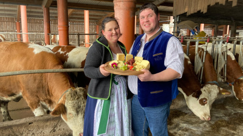 Barbara und Peter Grabmaier stehen in ihrem Stall