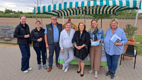 Prominenz beim Frühstück auf dem Bauernhof
