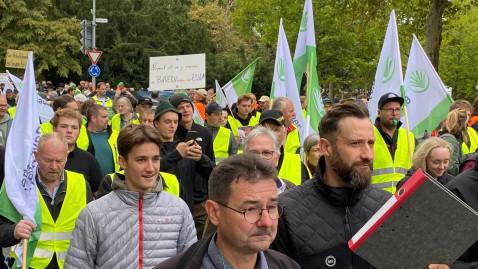 Demonstranten ziehen durch die Würzburger Innenstadt