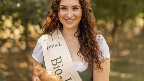 Bio-KöniginLena I. mit Huhn