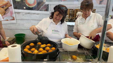 Landfrauen backen Feuerspatzen
