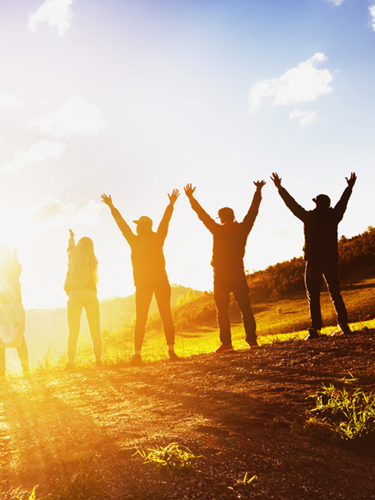 Eine Gruppe junger Menschen bei Sonnenuntergang
