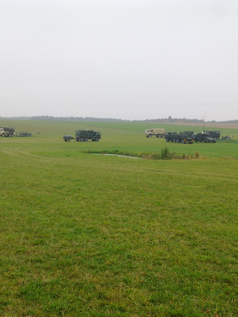 Militärfahrzeuge auf Wiese